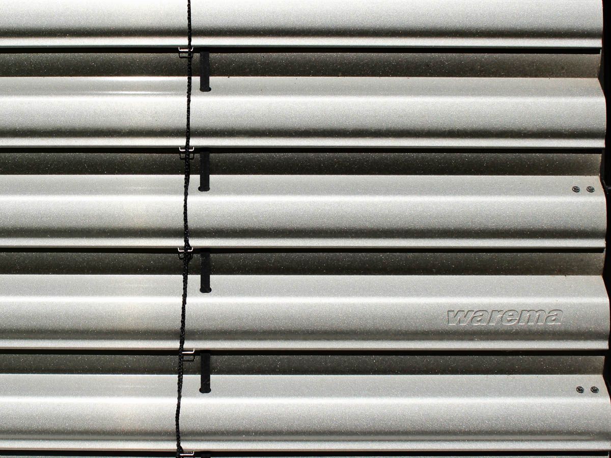 eine Nahaufnahme einer Metalljalousie - Referenzen von BAUSON GmbH aus Gräfenhainichen