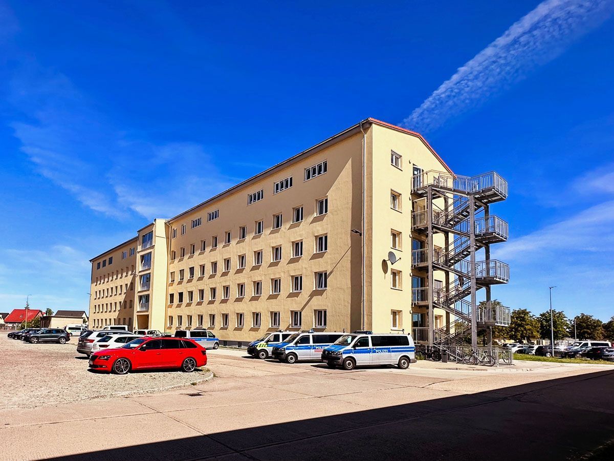 ein großes Gebäude mit vielen Autos davor geparkt - Referenzen von BAUSON GmbH aus Gräfenhainichen