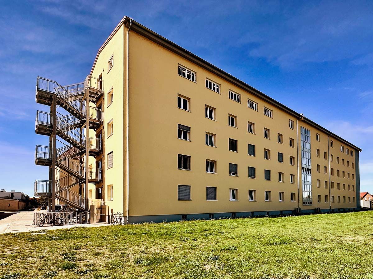 ein großes Gebäude mit vielen Fenstern und einer Treppe - Referenzen von BAUSON GmbH aus Gräfenhainichen