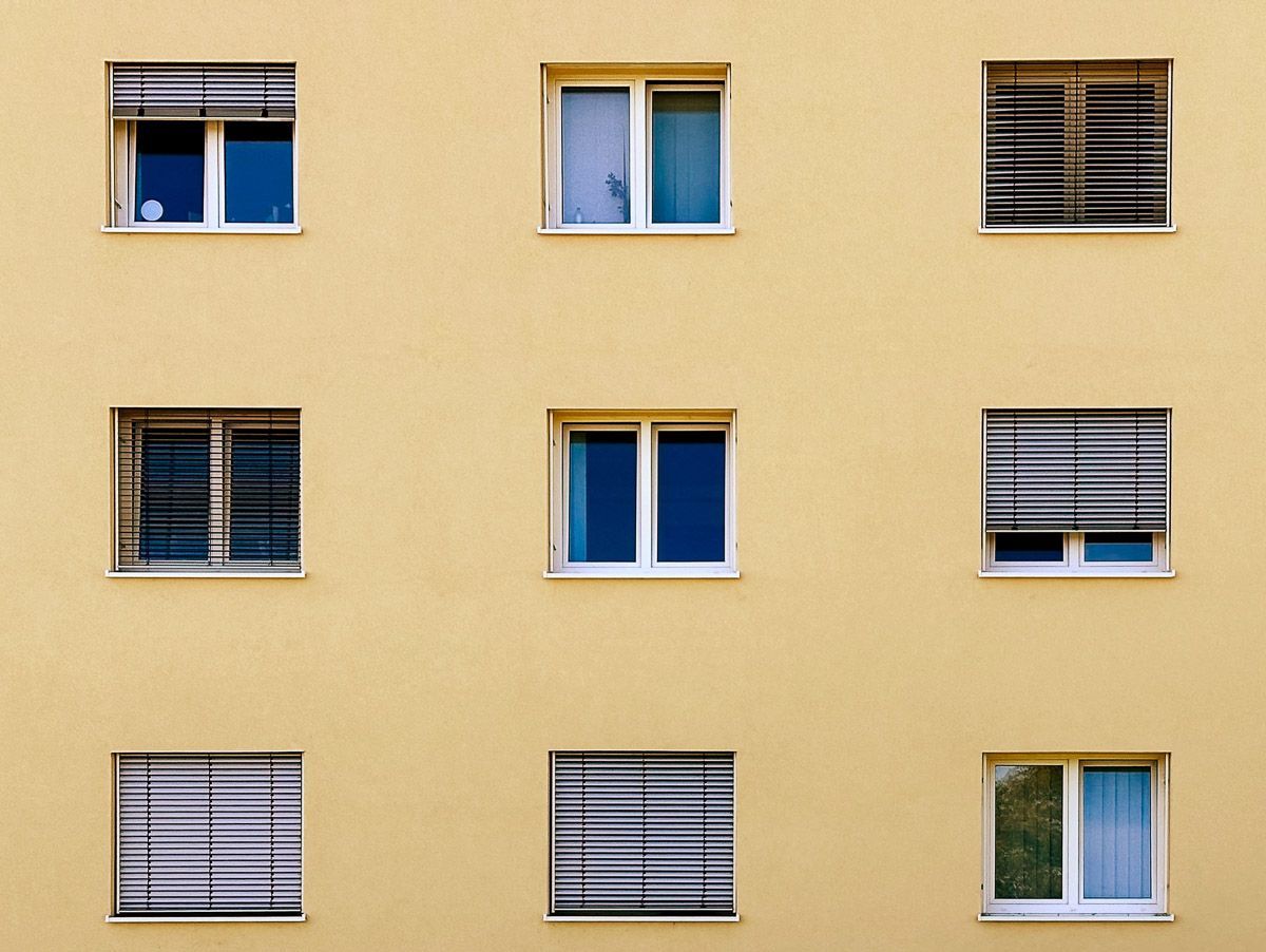 ein Gebäude mit vielen Fenstern und Jalousien - Referenzen von BAUSON GmbH aus Gräfenhainichen