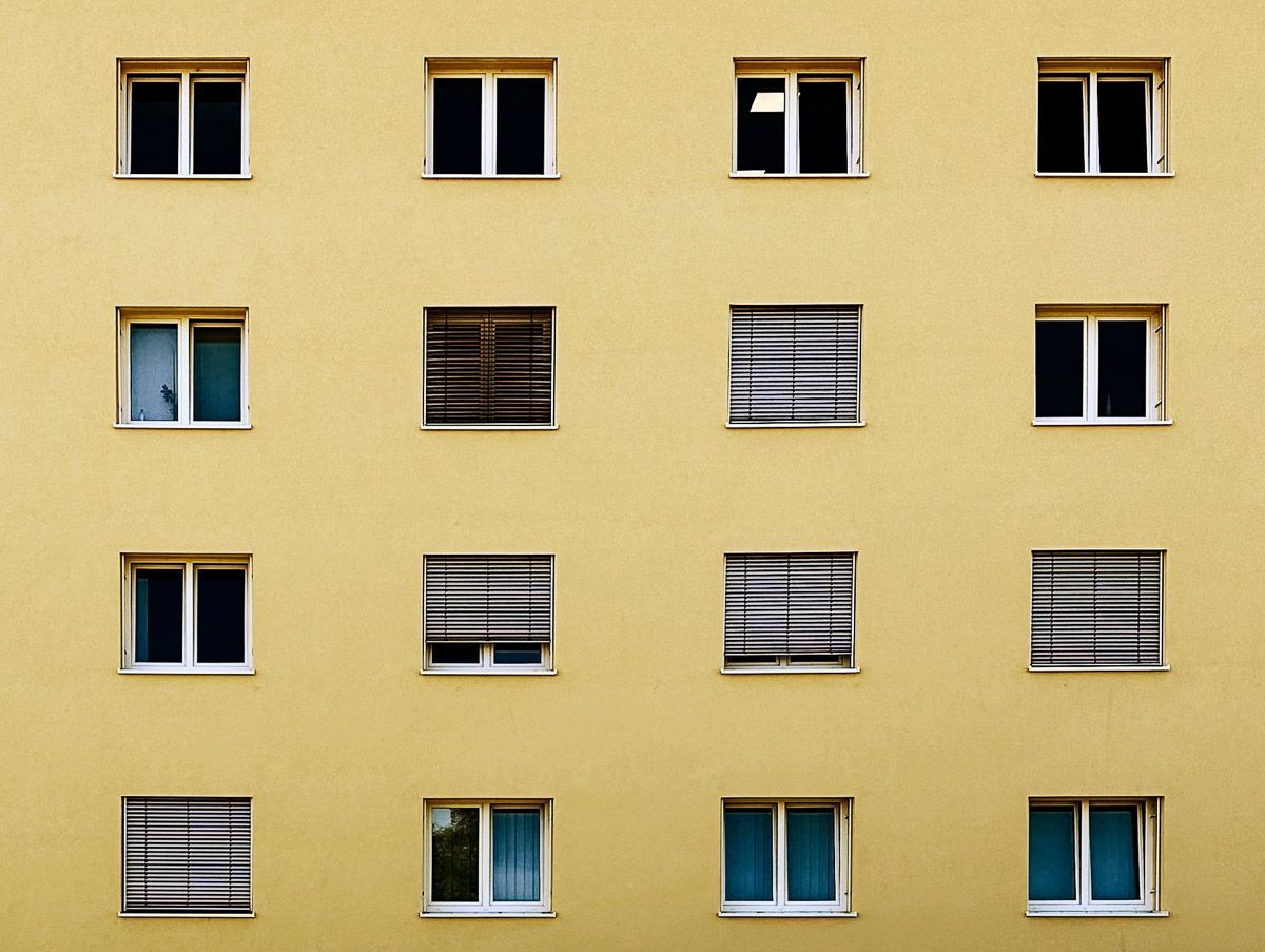 ein Gebäude mit vielen Fenstern auf der Seite - Referenzen von BAUSON GmbH aus Gräfenhainichen