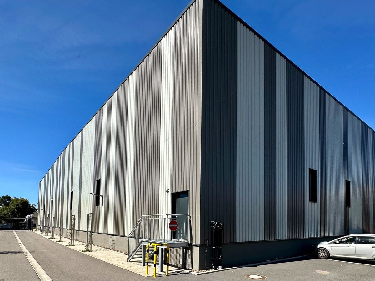 ein großes Gebäude mit einem Auto davor geparkt - Referenzen von BAUSON GmbH aus Gräfenhainichen