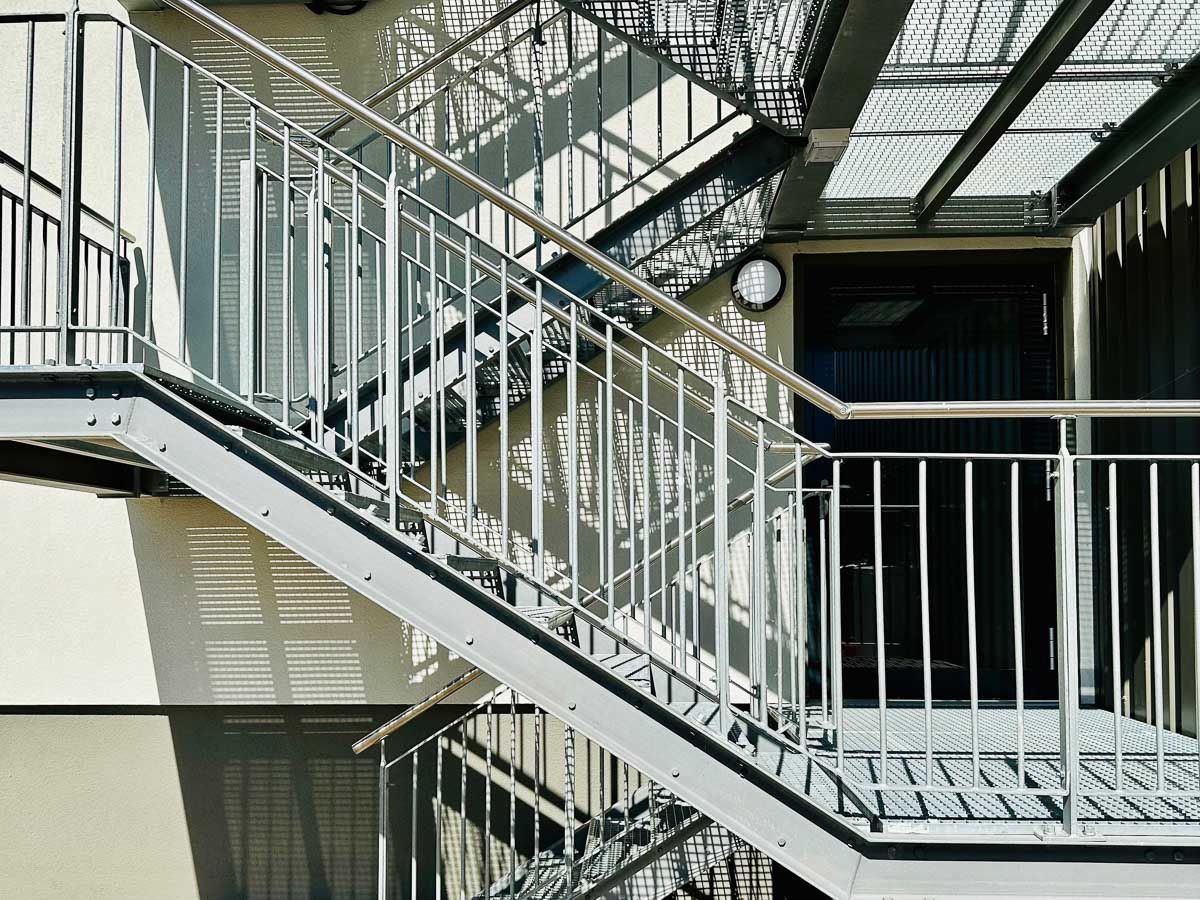 eine Metalltreppe auf der Seite eines Gebäudes - Referenzen von BAUSON GmbH aus Gräfenhainichen