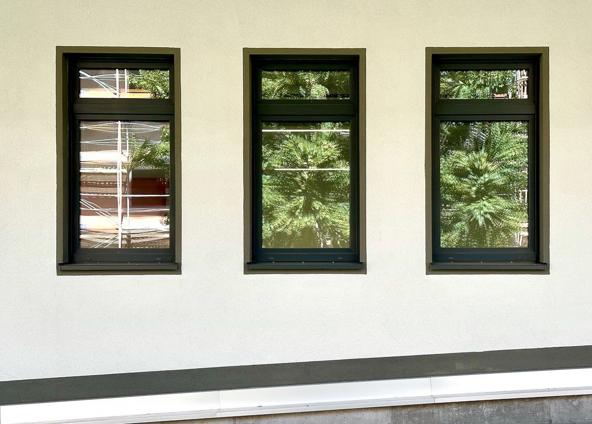 eine Reihe von drei Fenstern an einer weißen Wand - Referenzen von BAUSON GmbH aus Gräfenhainichen