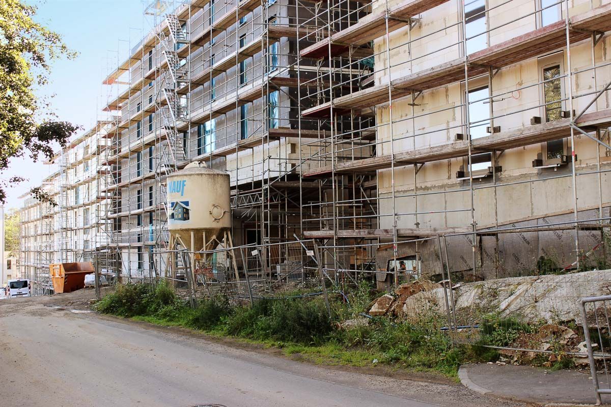 ein großes Gebäude , das in der Nähe einer Straße gebaut wird - Referenzen von BAUSON GmbH aus Gräfenhainichen