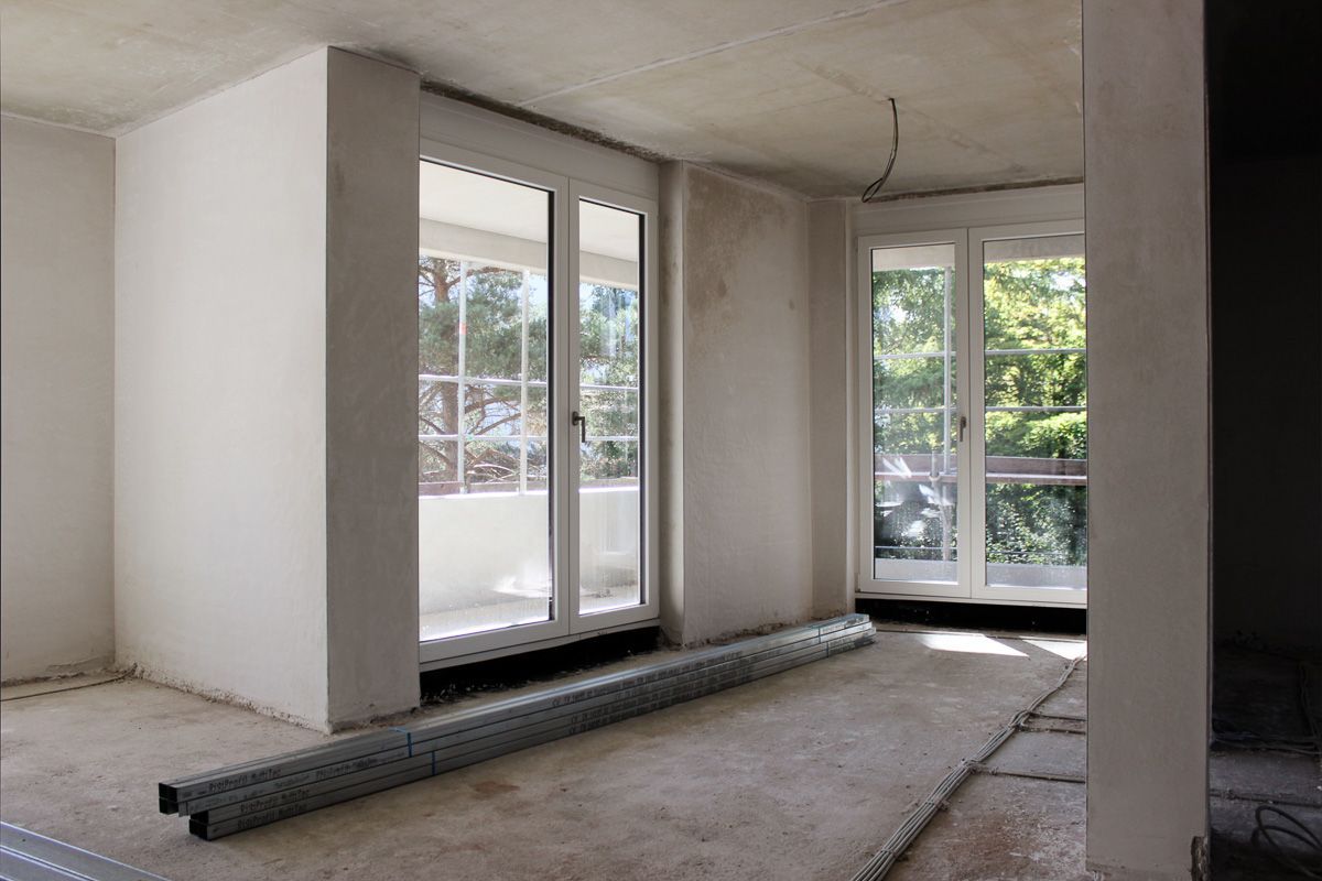 ein leerer Raum mit vielen Fenstern und Türen - Referenzen von BAUSON GmbH aus Gräfenhainichen