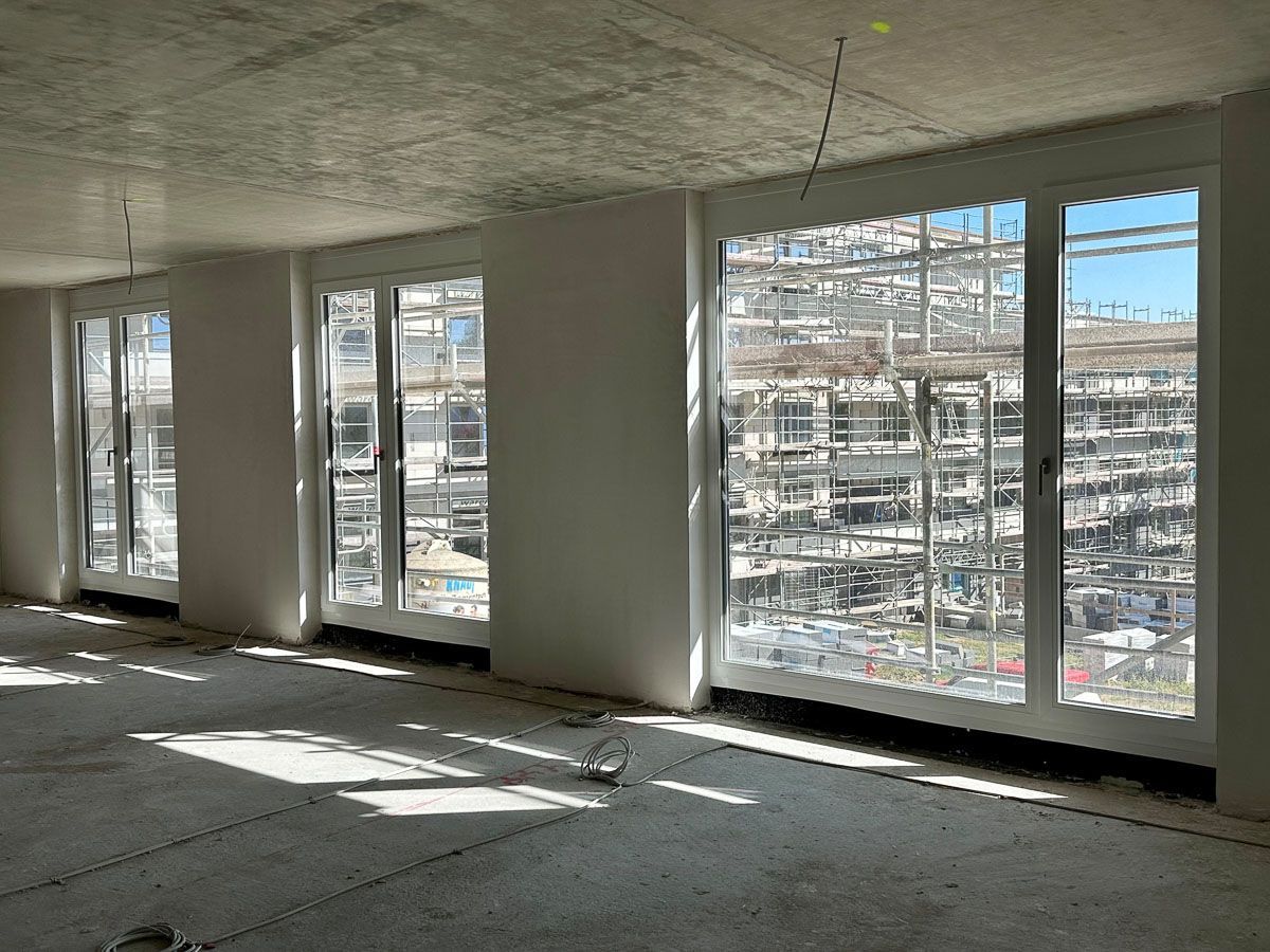 ein leerer Raum mit vielen Fenstern und einer Decke - Referenzen von BAUSON GmbH aus Gräfenhainichen