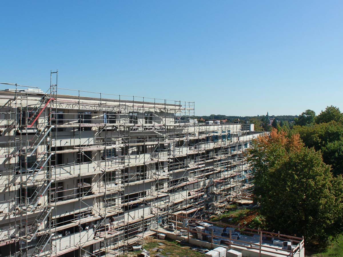 ein großes Gebäude , das mit Gerüst gebaut wird - Referenzen von BAUSON GmbH aus Gräfenhainichen