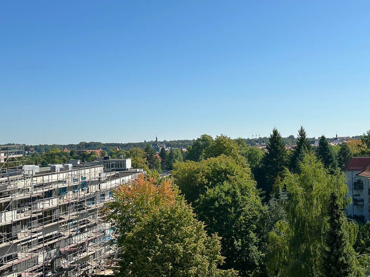 eine Luftaufnahme eines Gebäudes mit Bäumen im Vordergrund - Referenzen von BAUSON GmbH aus Gräfenhainichen