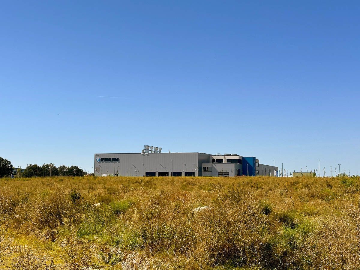 ein großes Gebäude steht in der Mitte eines Feldes - Referenzen von BAUSON GmbH aus Gräfenhainichen