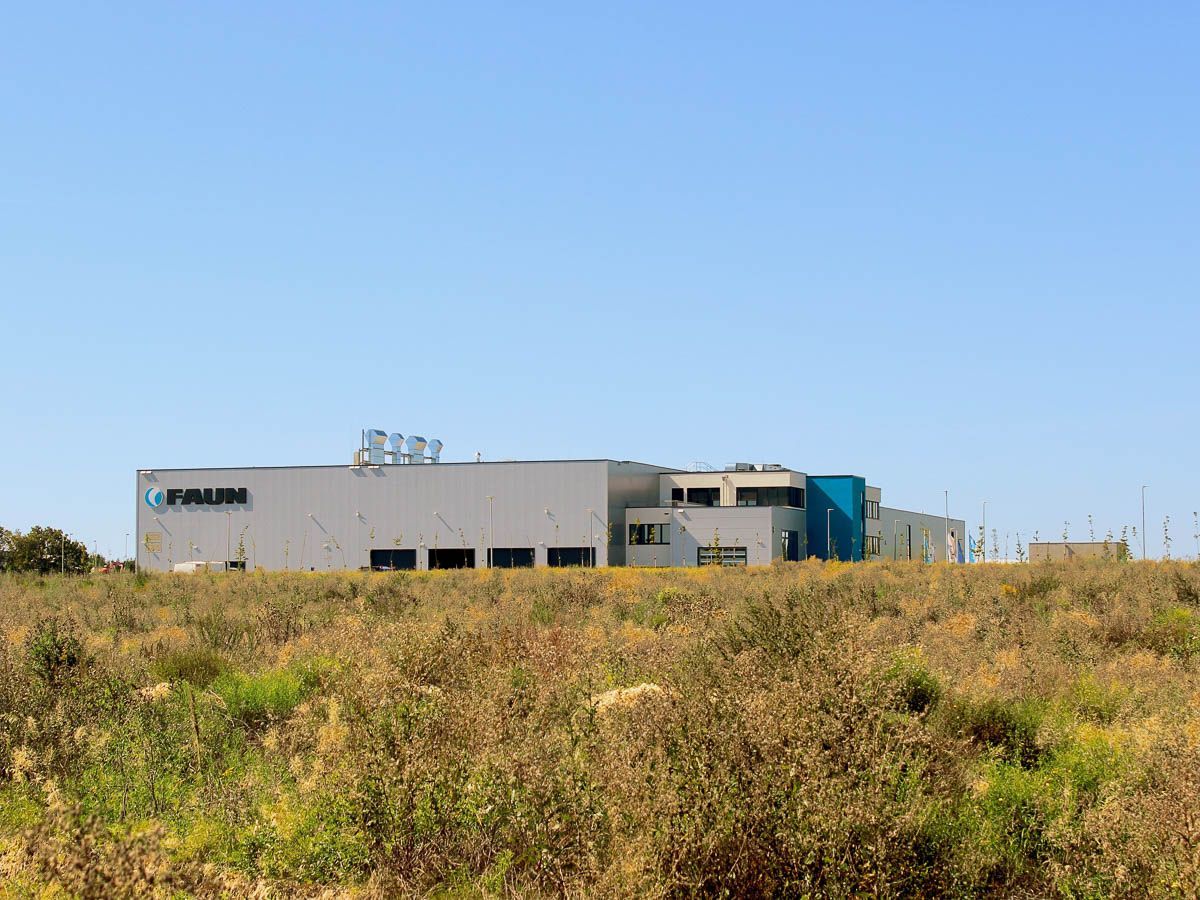 ein großes Gebäude steht in der Mitte eines Feldes - Referenzen von BAUSON GmbH aus Gräfenhainichen