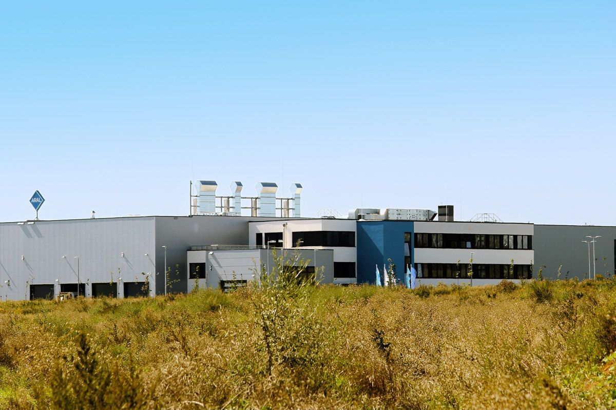 ein großes Gebäude steht in der Mitte eines Feldes - Referenzen von BAUSON GmbH aus Gräfenhainichen