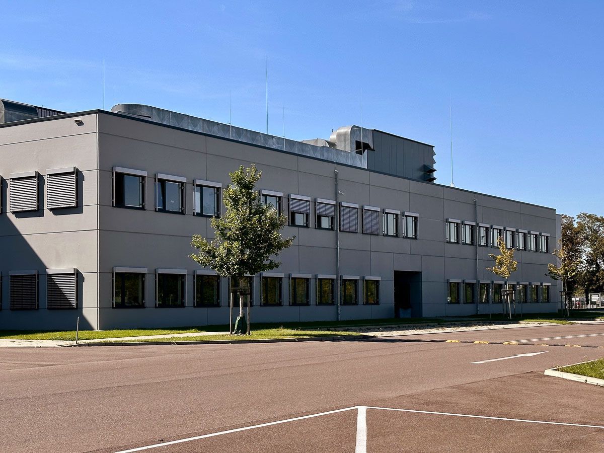 ein großes Gebäude mit vielen Fenstern und einer Straße davor - Referenzen von BAUSON GmbH aus Gräfenhainichen