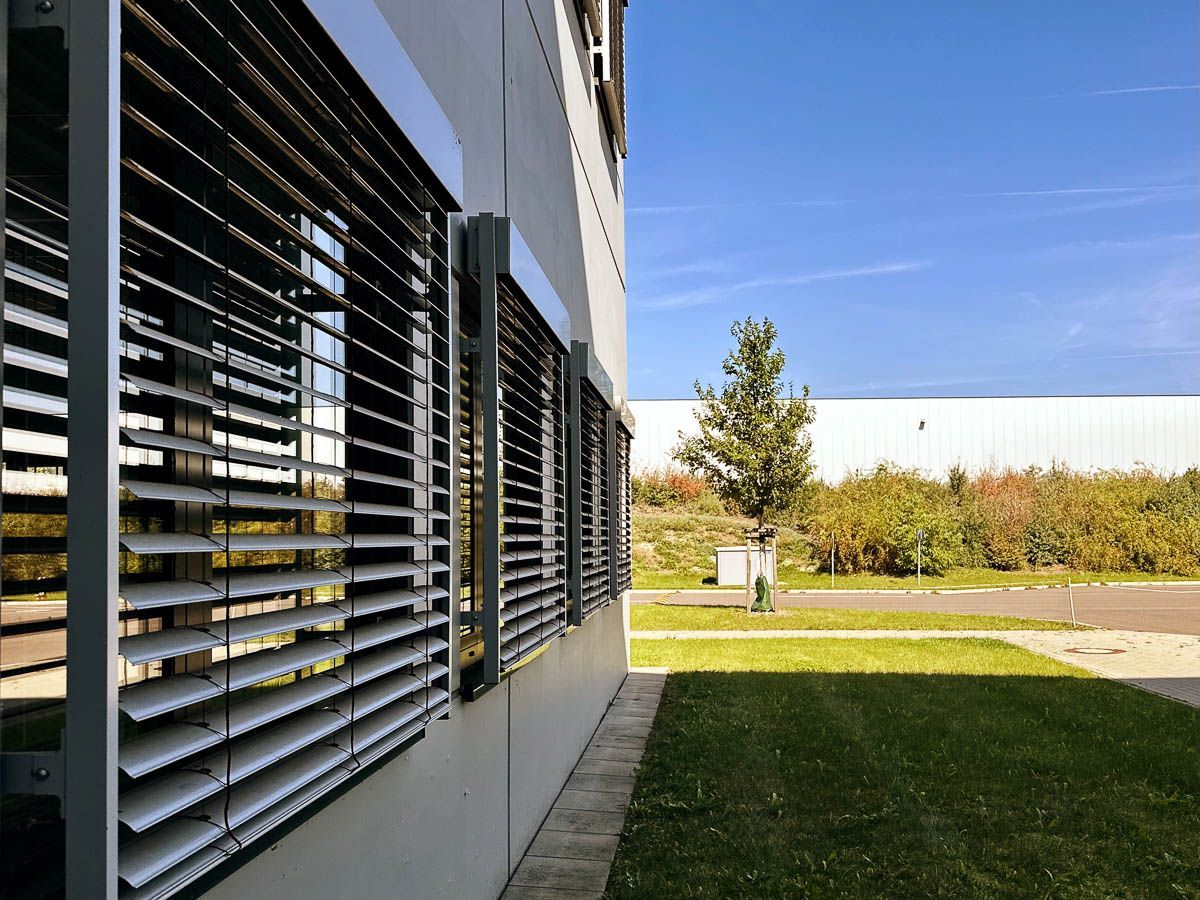eine Reihe von Fenstern mit Jalousien an der Seite eines Gebäudes - Referenzen von BAUSON GmbH aus Gräfenhainichen