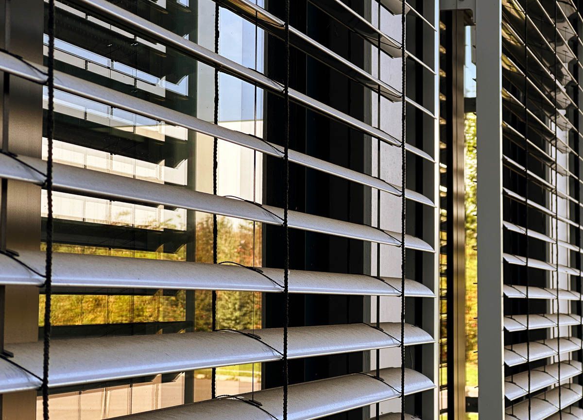 eine Nahaufnahme von Fensterläden an der Seite eines Gebäudes - Referenzen von BAUSON GmbH aus Gräfenhainichen