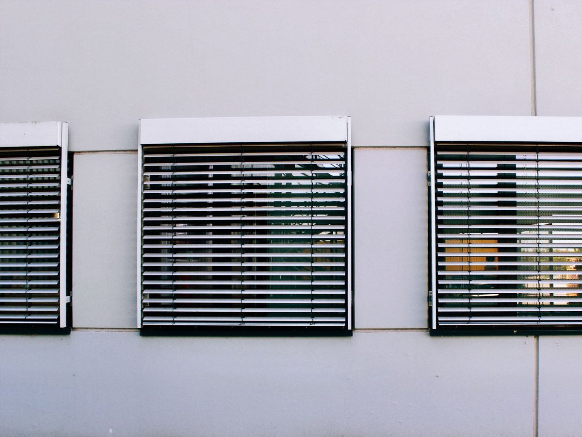 Drei Fenster mit Jalousien an der Seite eines Gebäudes - Referenzen von BAUSON GmbH aus Gräfenhainichen