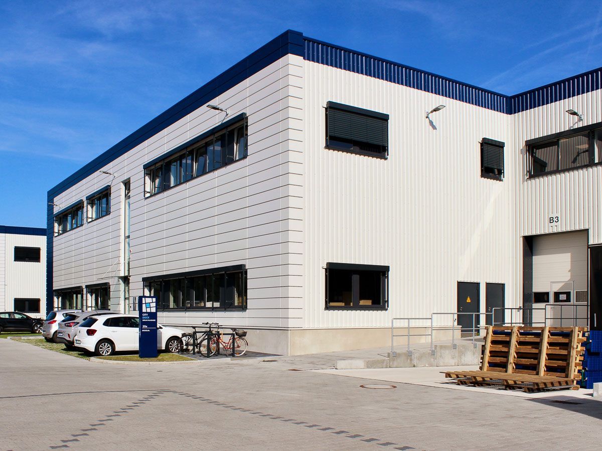 ein großes weißes und blaues Gebäude mit vielen Fenstern - Referenzen von BAUSON GmbH aus Gräfenhainichen