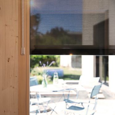 ein Fenster mit einem Tisch und Stühlen davor - Sonnenschutz von Warema - eingebaut von BAUSON GmbH aus Gräfenhainichen