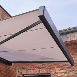 Auf einem Backsteingebäude sitzt ein Sonnenschirm - Sonnenschutz von Warema - eingebaut von BAUSON GmbH aus Gräfenhainichen