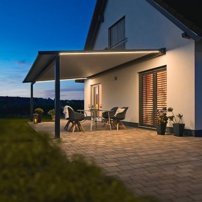 ein Haus mit einer Veranda mit Tisch und Stühlen darauf - Sonnenschutz von Warema - eingebaut von BAUSON GmbH aus Gräfenhainichen