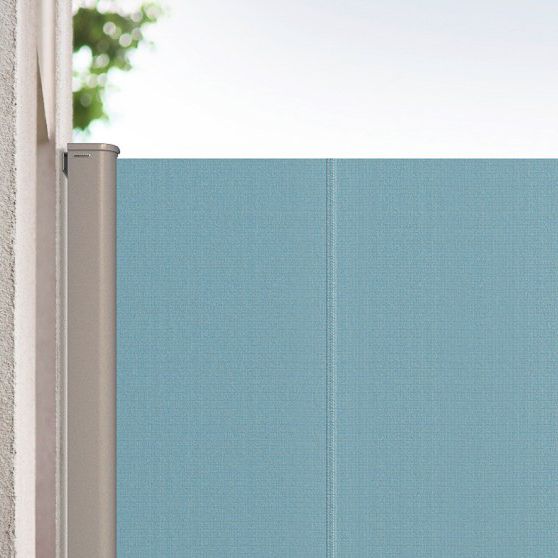 eine Nahaufnahme eines blauen Zauns an einer Wand - Sonnenschutz von Warema - eingebaut von BAUSON GmbH aus Gräfenhainichen