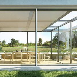 ein Glashaus mit einem Tisch und Stühlen darauf - Sonnenschutz von Warema - eingebaut von BAUSON GmbH aus Gräfenhainichen