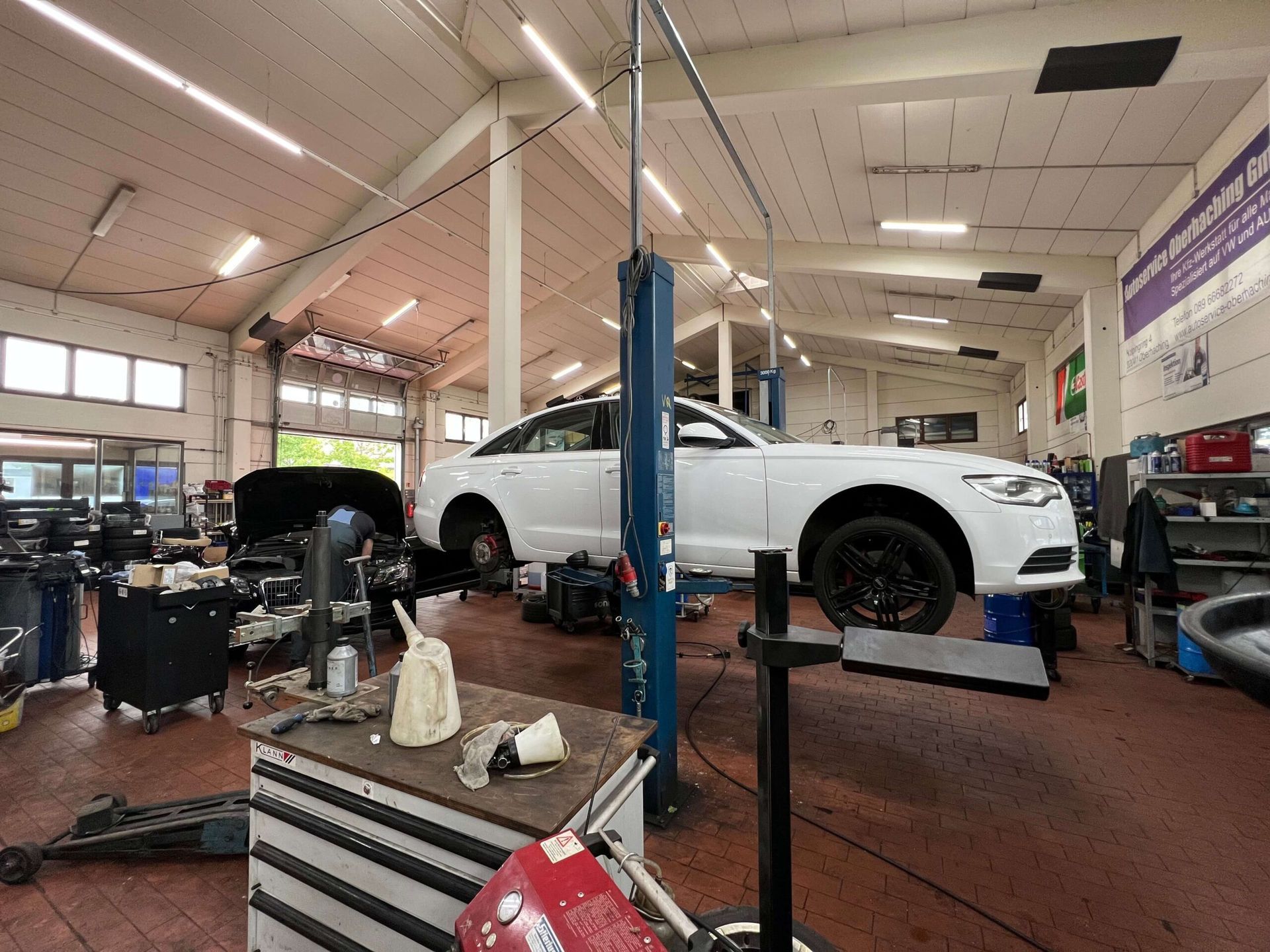 Weißes Auto auf der Hebebühne