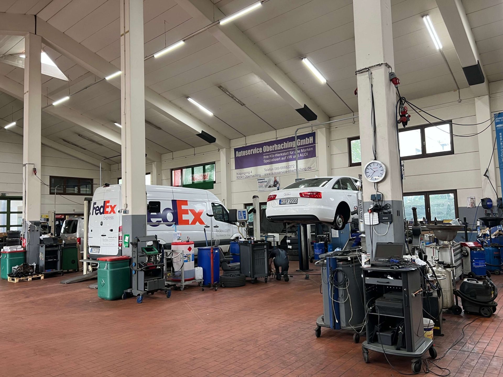 Zwei weiße Autos auf der Hebebühne