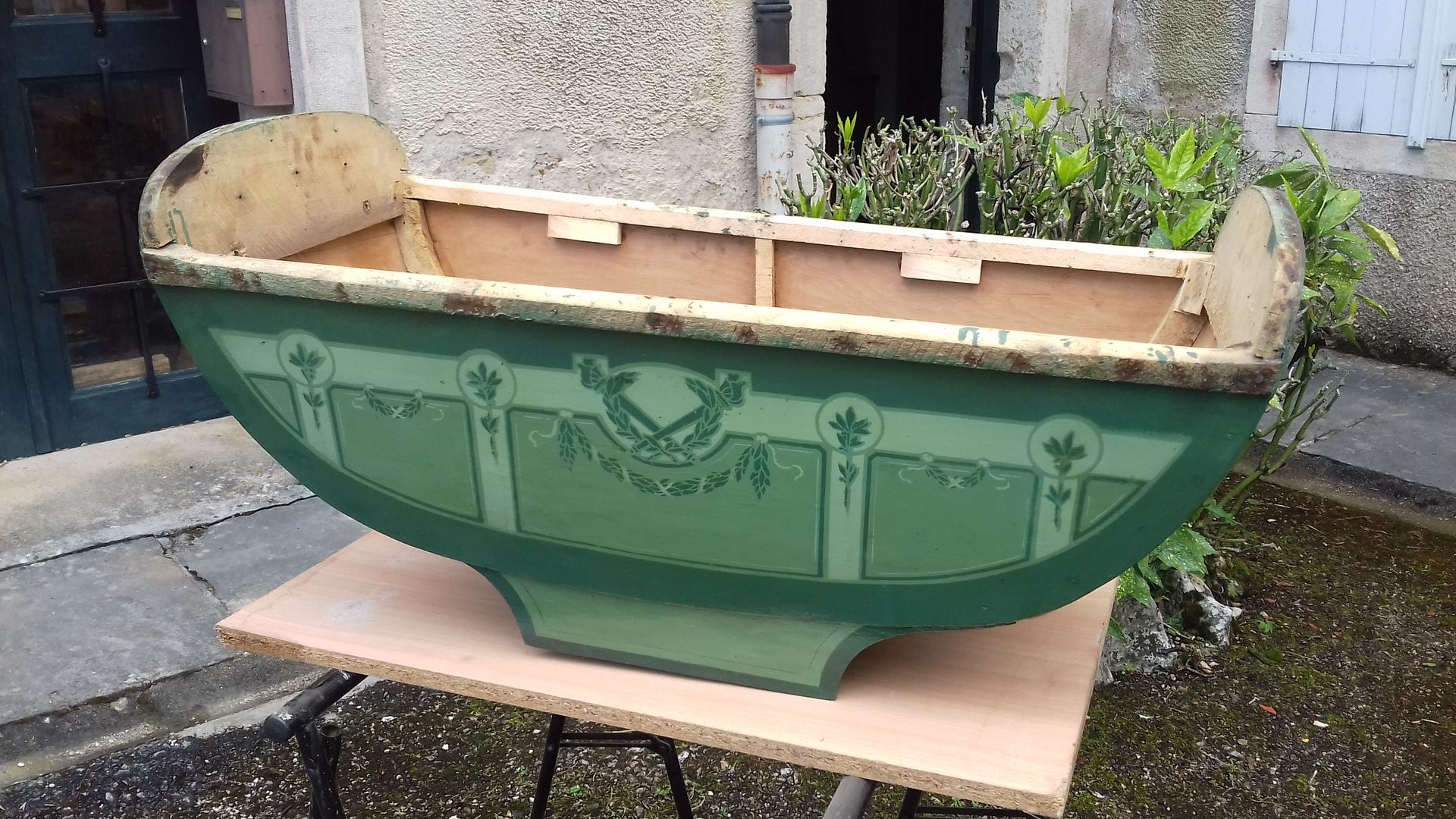 Meuble d'époque en cours de restauration