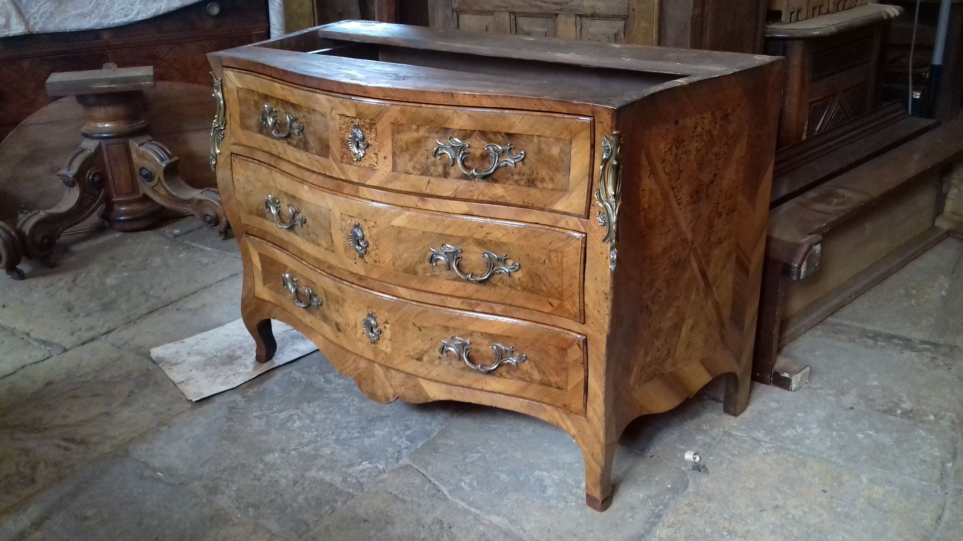 Buffet en bois avant restauration