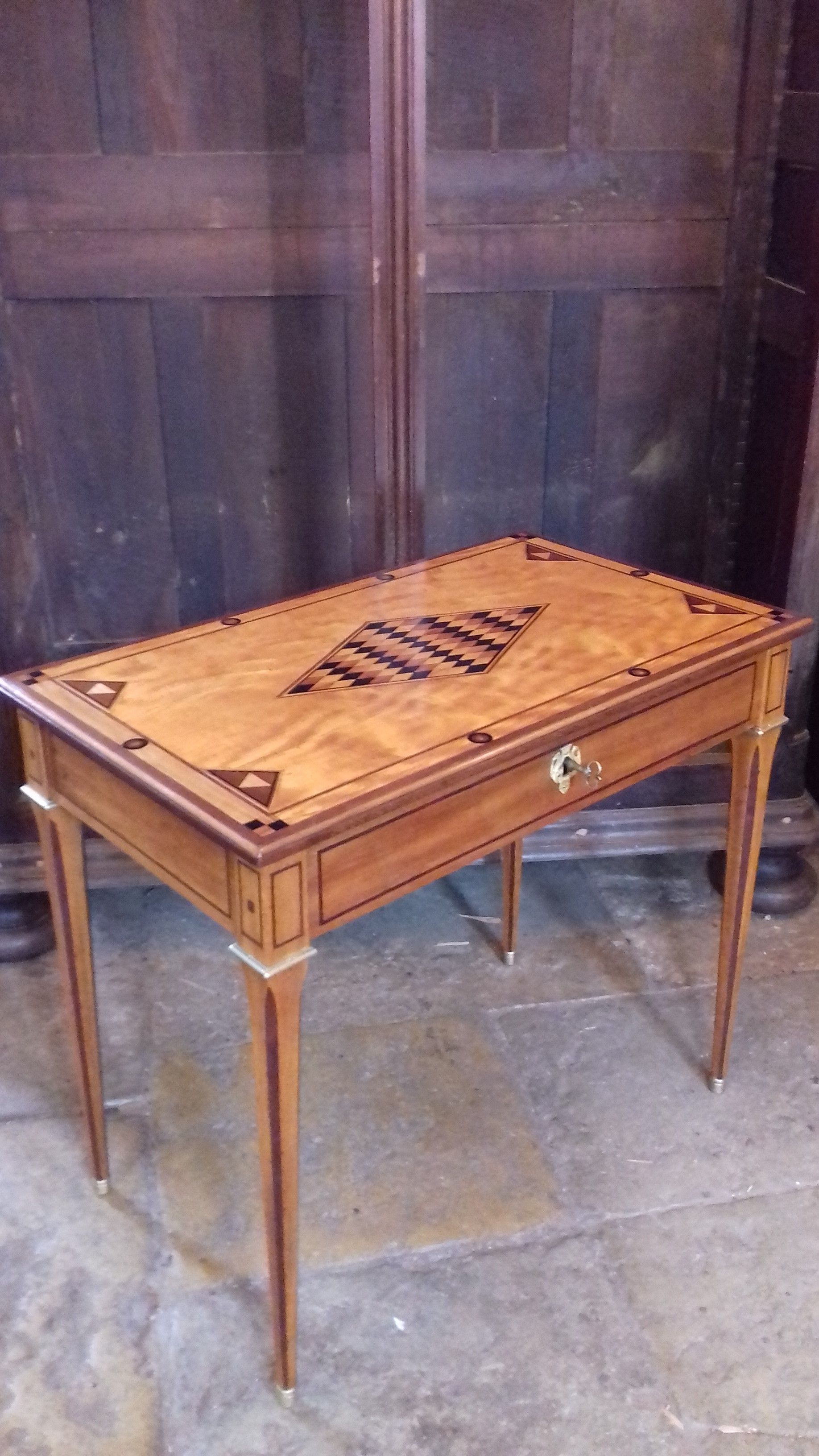 Table de bureau après restauration