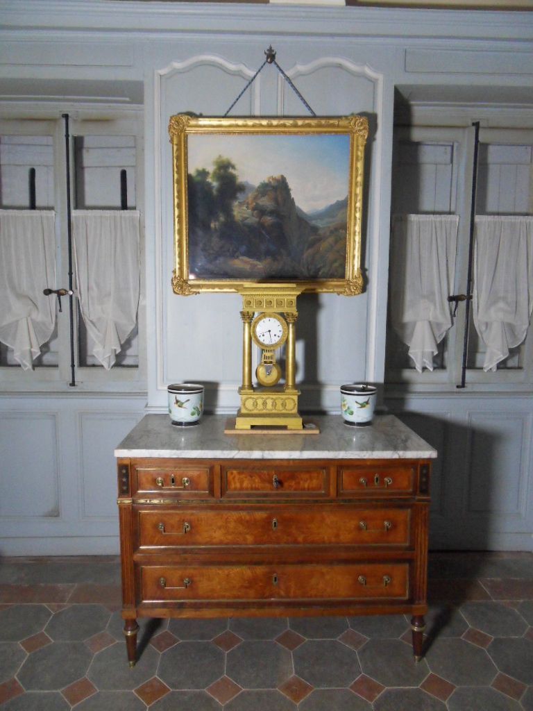 Mobilier et objets d'art anciens : commode, pots de fleur, horloge, tableau