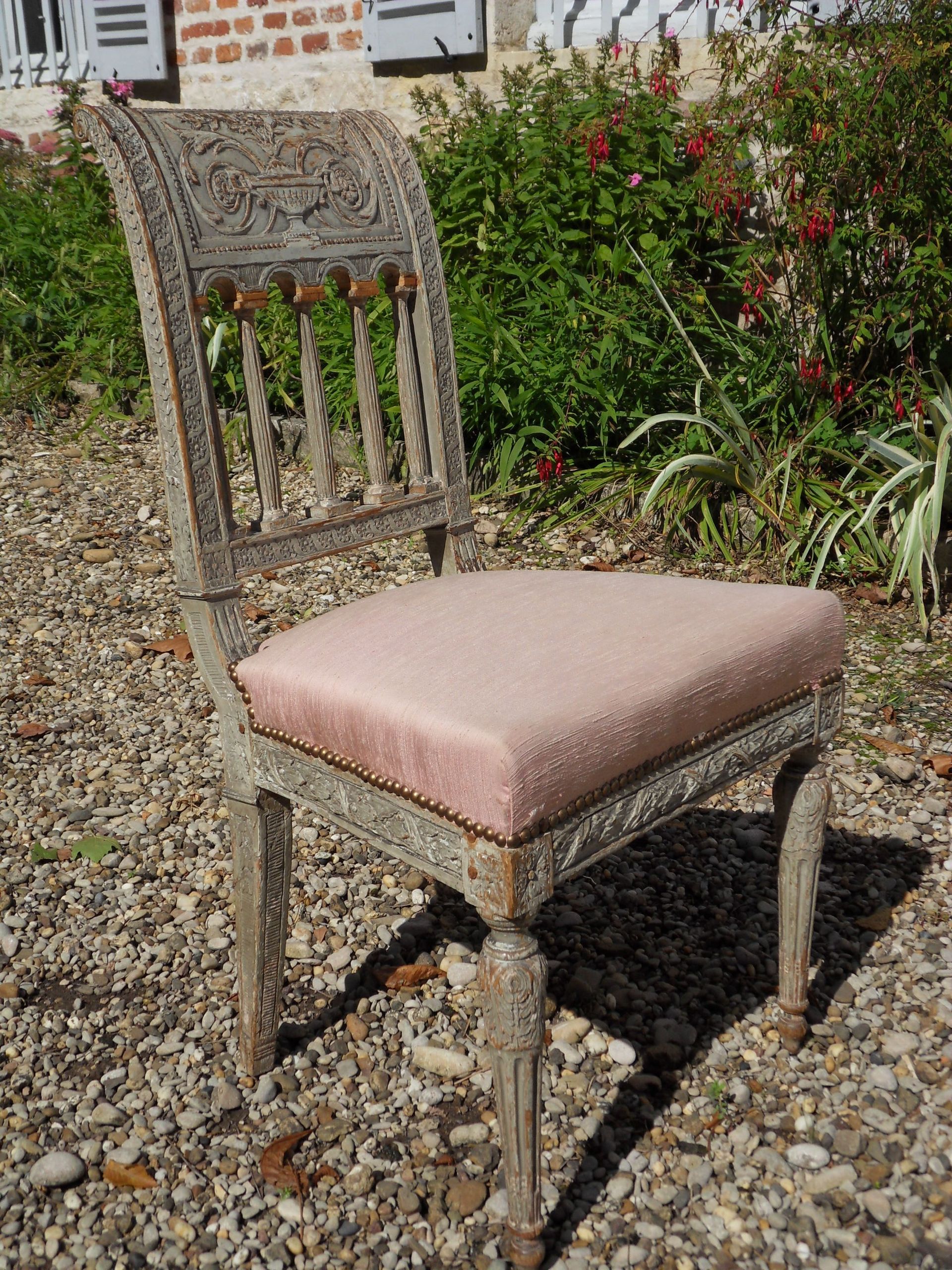 Ancienne chaise de table avec tissu et bois gravé