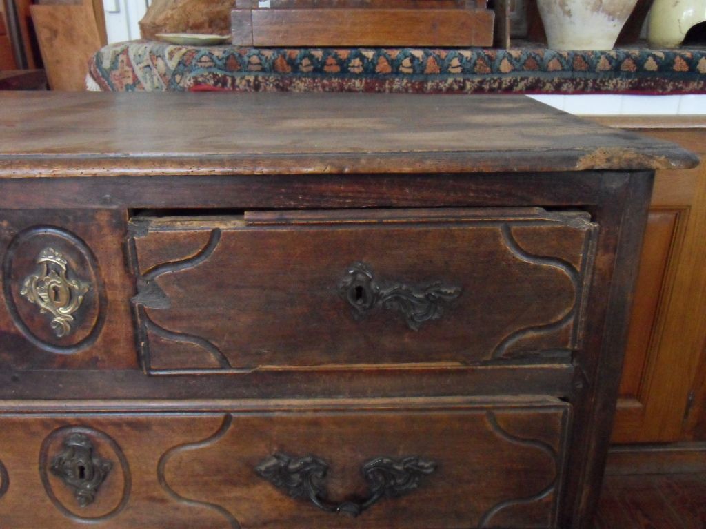 Tiroirs avec serrure et poignée abîmées