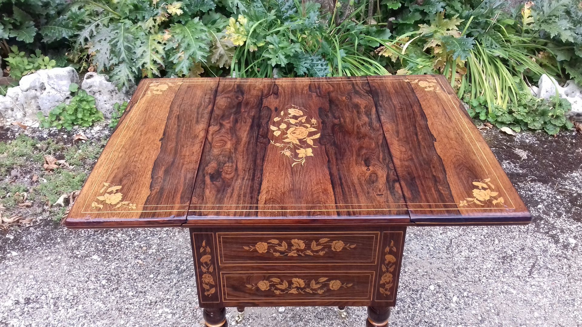 Meuble ancien avec tiroirs et rallonges, gravures dorées de fleurs