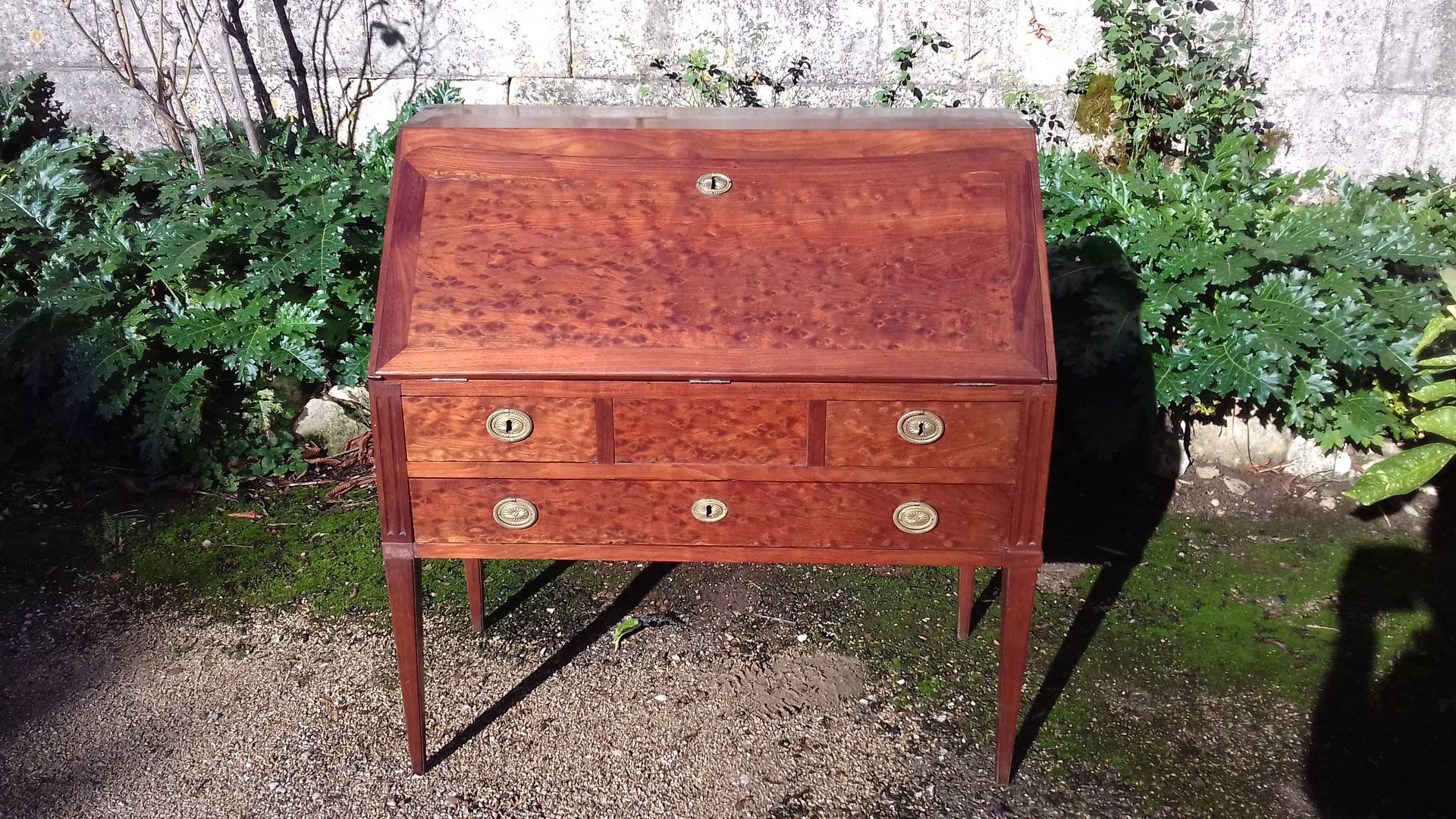 Secrétaire ancien avec de nombreux tiroirs