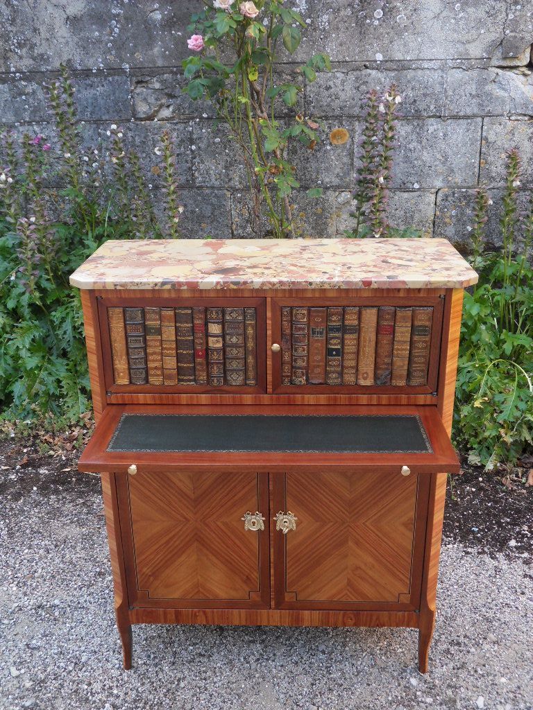 Secrétaire ouvert avec placards et livres anciens