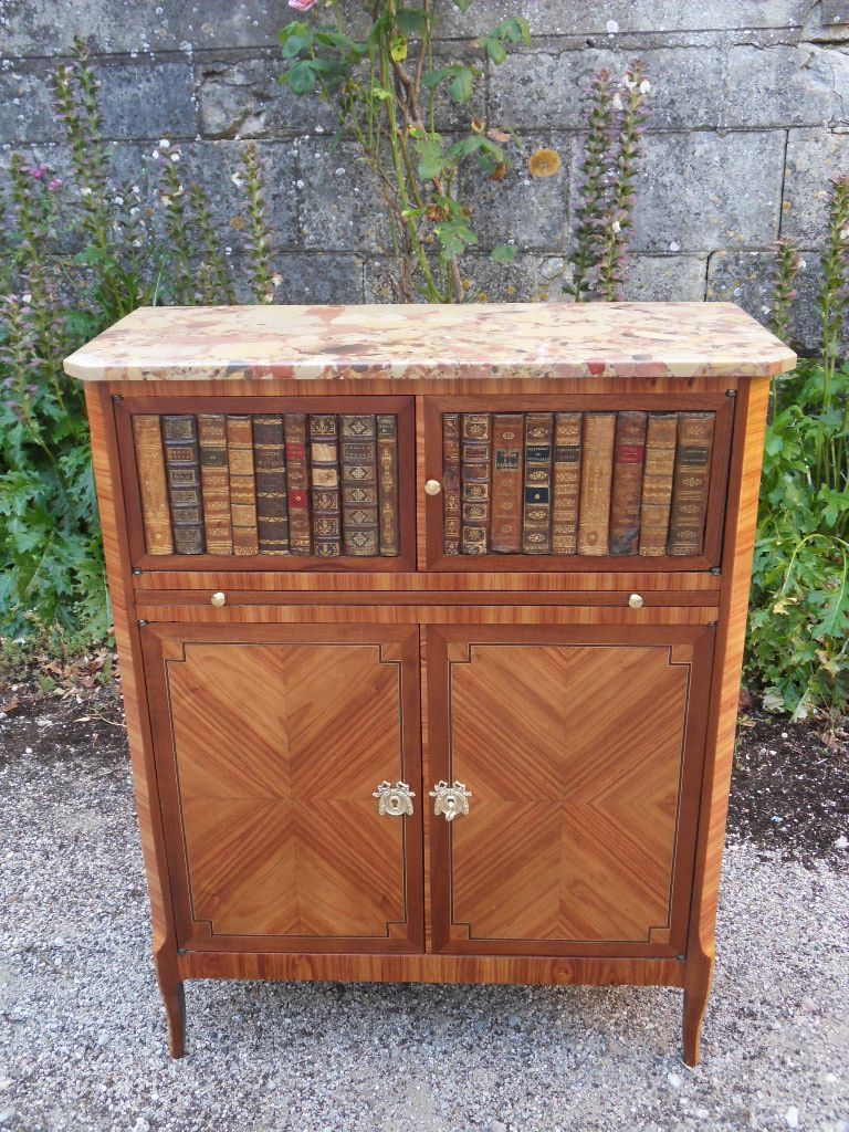 Secrétaire clos avec placards et livres anciens