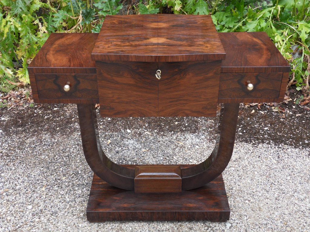 Petite table fermée avec plusieurs tiroirs en bois