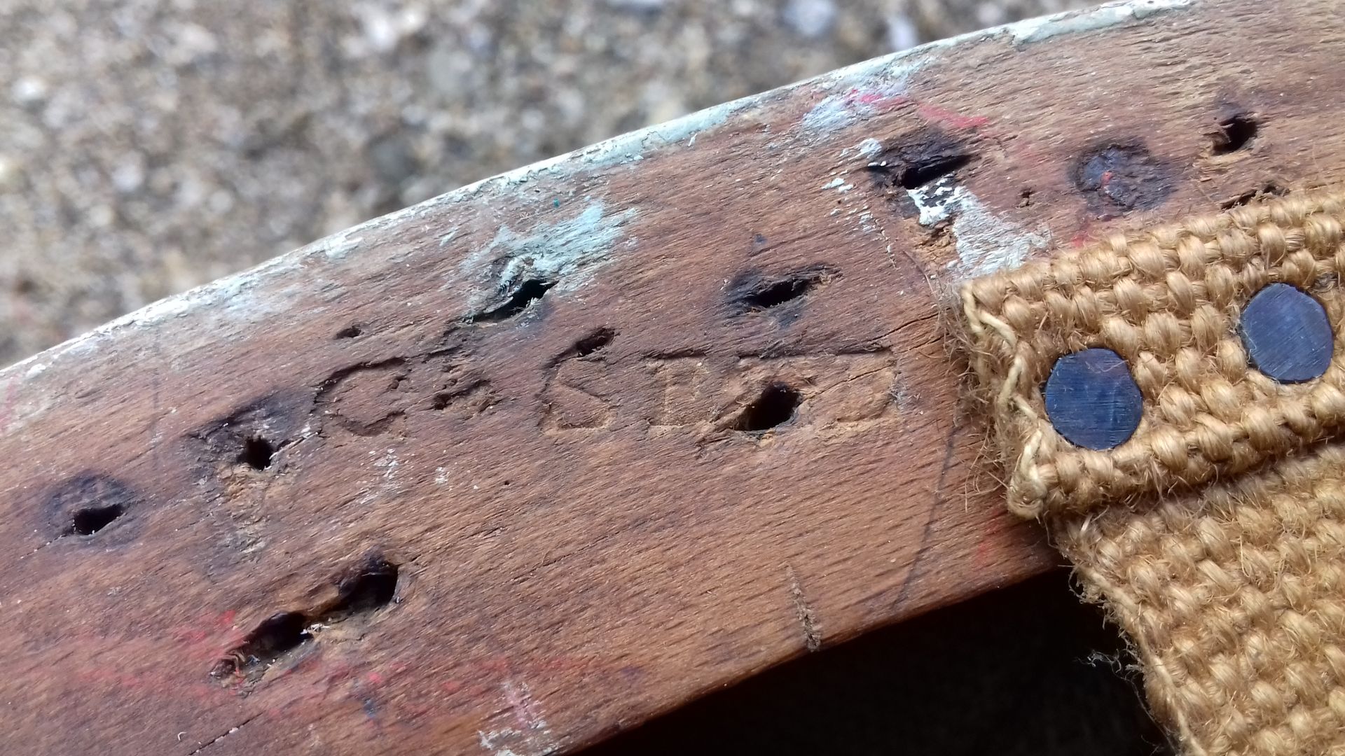 Pourtour de fauteuil avec inscription gravée dans le bois