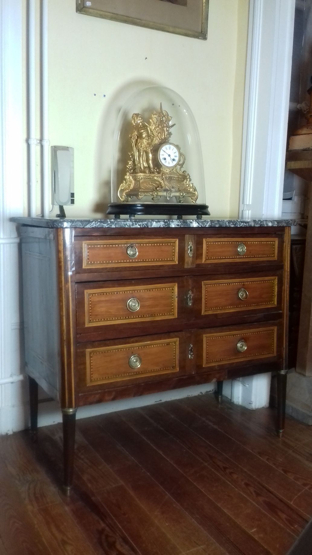 Buffet avec support en marbre et horloge sous cloche de verre