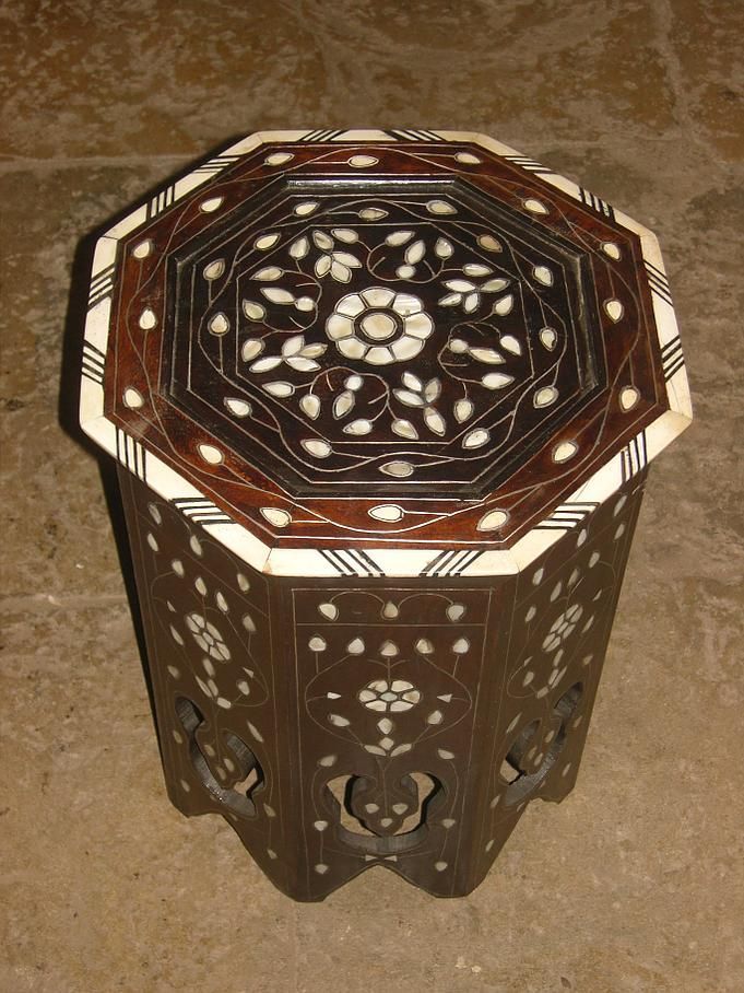 Table marocaine dans notre espace vente d'antiquités