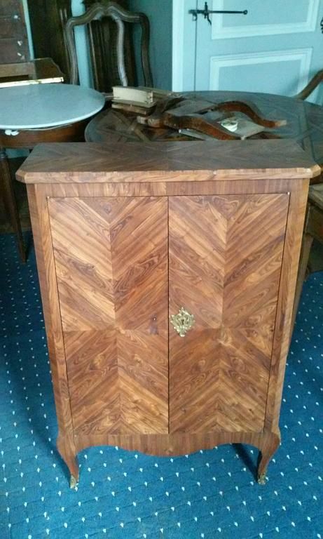 Petite armoire à décor de frisage, bois de violette, début XXe siècle avant restauration