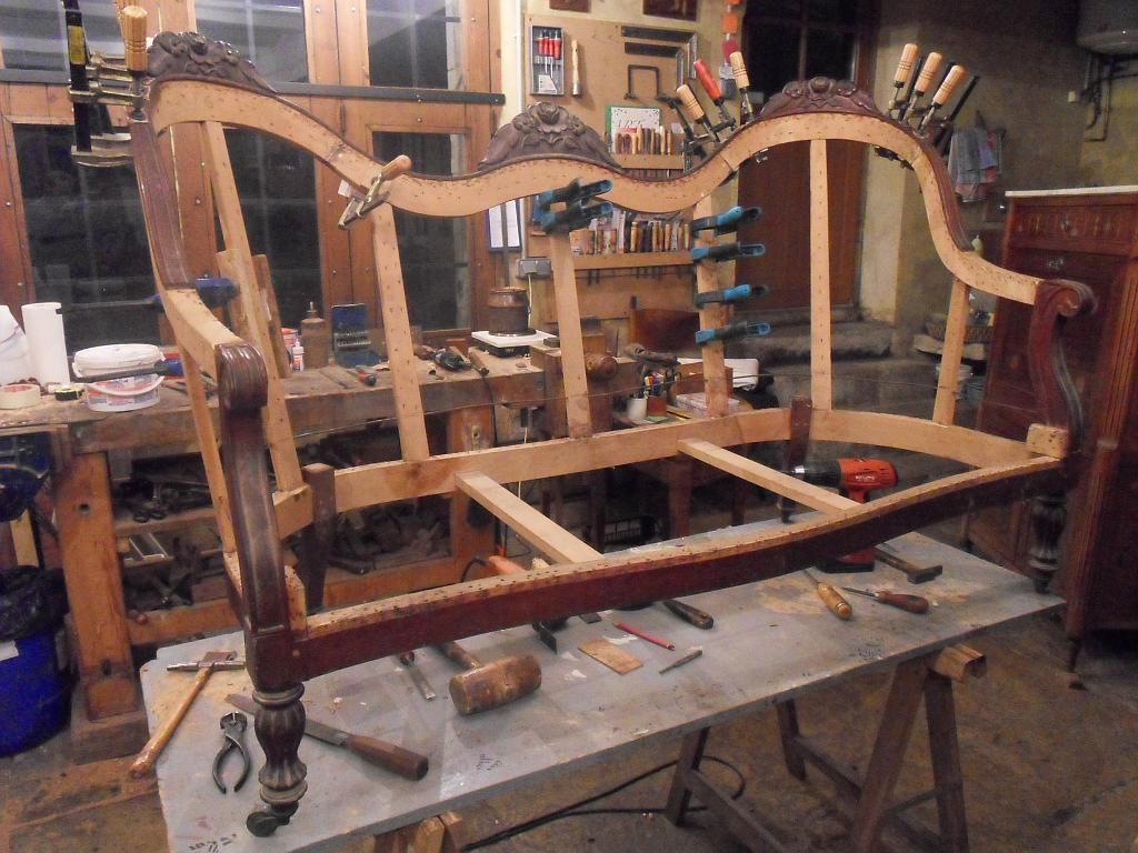 Squelette de canapé ancien avec pose du haut du dossier