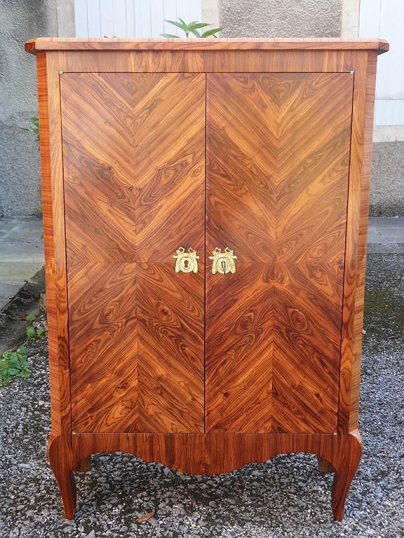 Petite armoire à décor de frisage, bois de violette, début XXe siècle après restauration