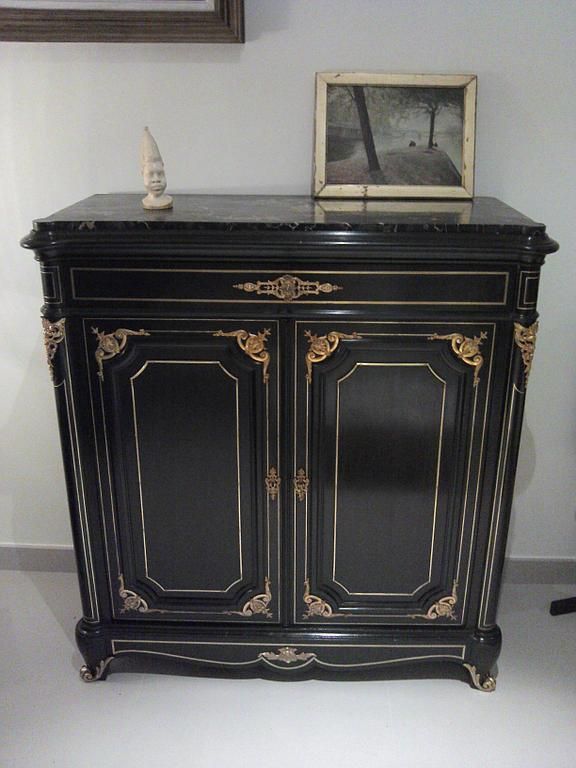 Buffet en poirier noirci à décor de filets de laiton, époque Napoléon III après restauration