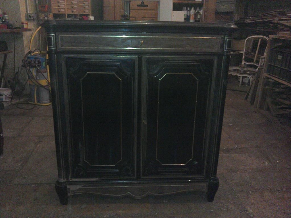 Buffet en poirier noirci à décor de filets de laiton, époque Napoléon III avant restauration