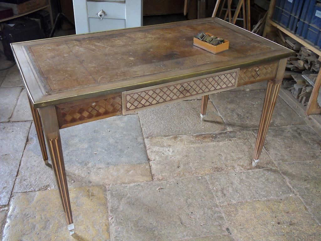 Bureau plat à décor marqueté en amarante et merisier avant restauration