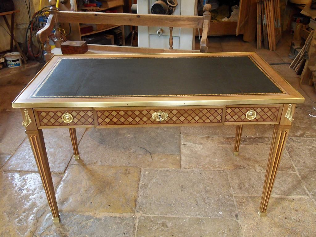 Bureau plat à décor marqueté en amarante et merisier après restauration