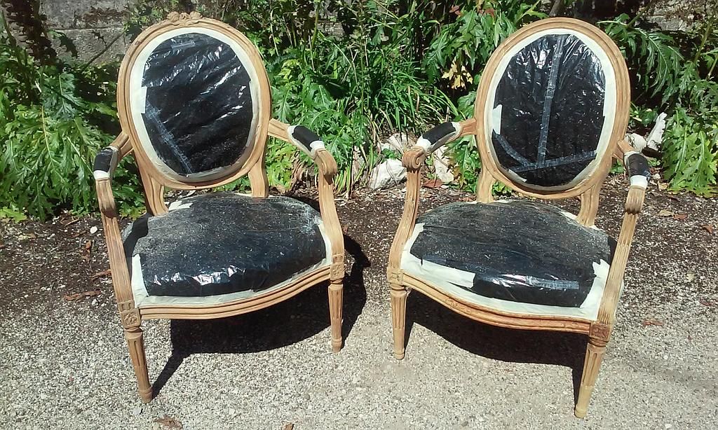 Paire de fauteuils en cabriolet époque Louis XVI avant restauration